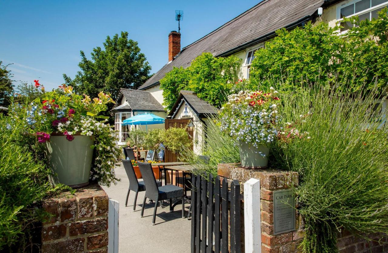 The Cricketers Clavering Экстерьер фото